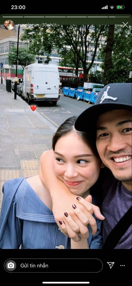 Mới đây, trên trang cá nhân Phillip Nguyễn đã đăng tải bức hình anh ôm chặt bạn gái Linh Rin kèm dòng trạng thái thể hiện sự nhớ nhung của mình: "Hi, I've missed you" (Chào em, anh nhớ em).