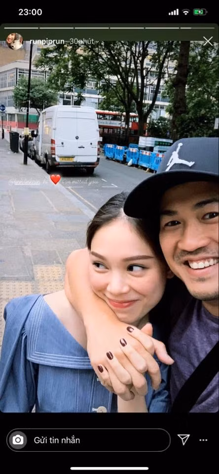 Mới đây, trên trang cá nhân Phillip Nguyễn đã đăng tải bức hình anh ôm chặt bạn gái Linh Rin kèm dòng trạng thái thể hiện sự nhớ nhung của mình: "Hi, I've missed you" (Chào em, anh nhớ em).