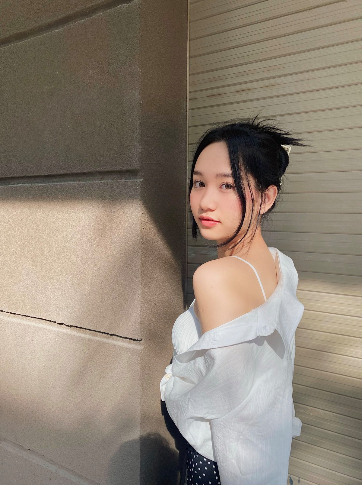 Những ngày gần đây, người ta thấy Trúc Anh chăm diện những item khá phóng thoáng như áo hai dây và croptop nhằm khoe xương quai xanh và vòng eo con kiến đáng mơ ước.