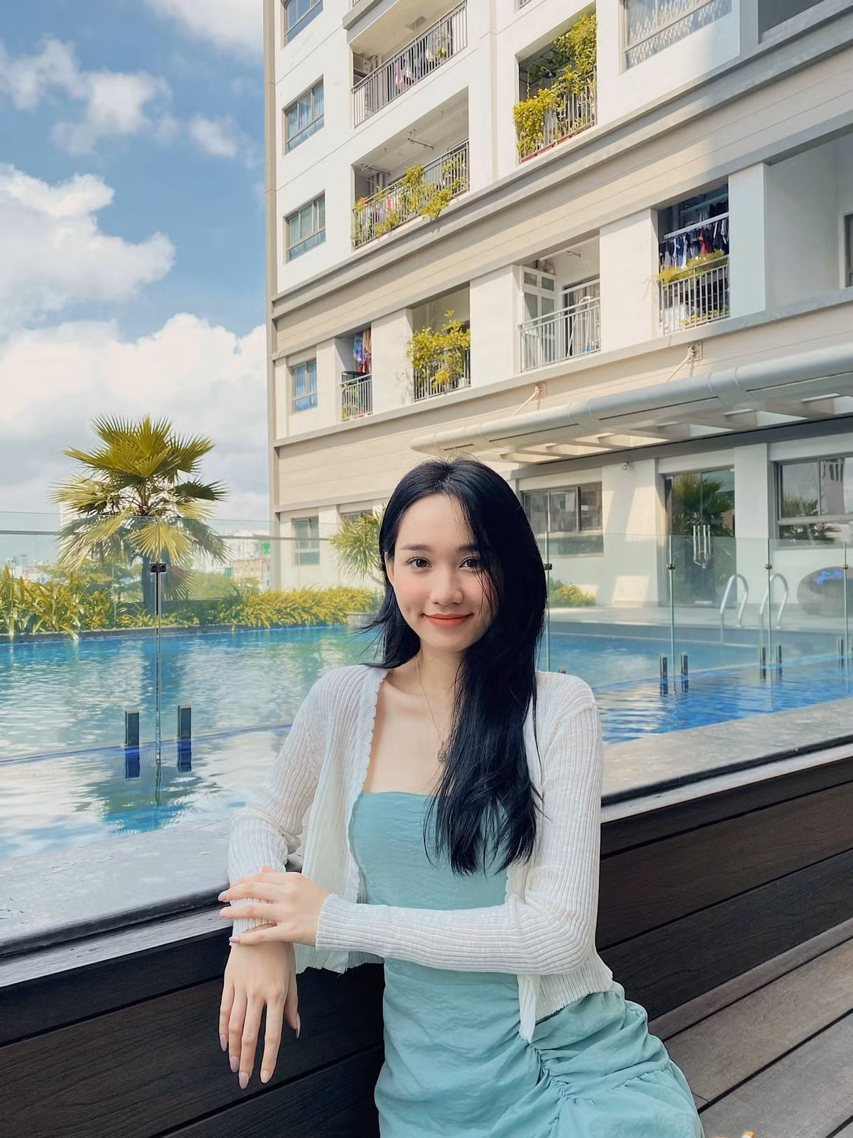 Cô nàng Hà Lan “Mắt Biếc” sinh năm 1998, đang là sinh viên trường đại học Greenwich – ngôi trường của rich kid Việt Nam.