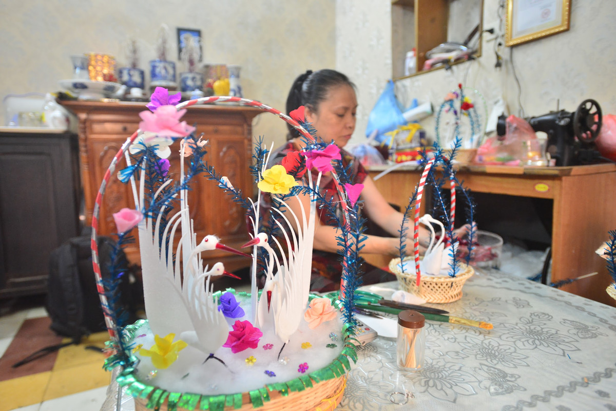 Chỉ từ những vật liệu đơn giản như bông, giấy kim tuýen, giấy màu, dây thép, xốp cao su... qua bàn tay của người thợ già như được thổi hồn thành những chú thiên nga xinh đẹp.