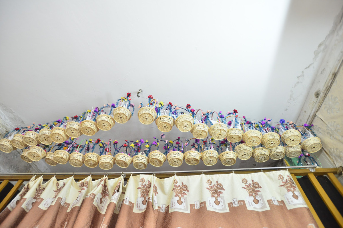 Những lẵng thiên nga bông đầy màu sắc treo trên ban công gác xép, để dưới sàn nhà la liệt.