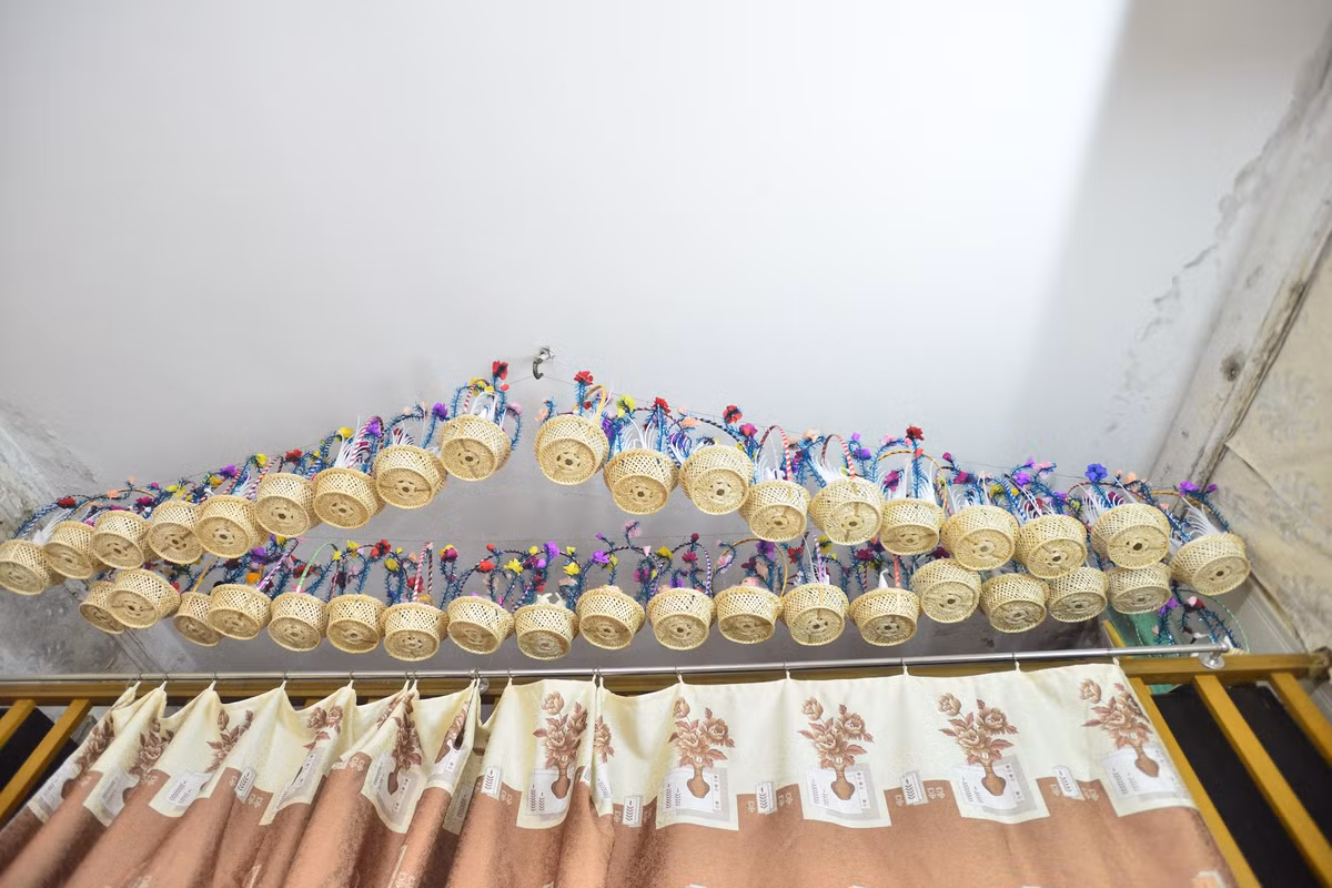 Những lẵng thiên nga bông đầy màu sắc treo trên ban công gác xép, để dưới sàn nhà la liệt.