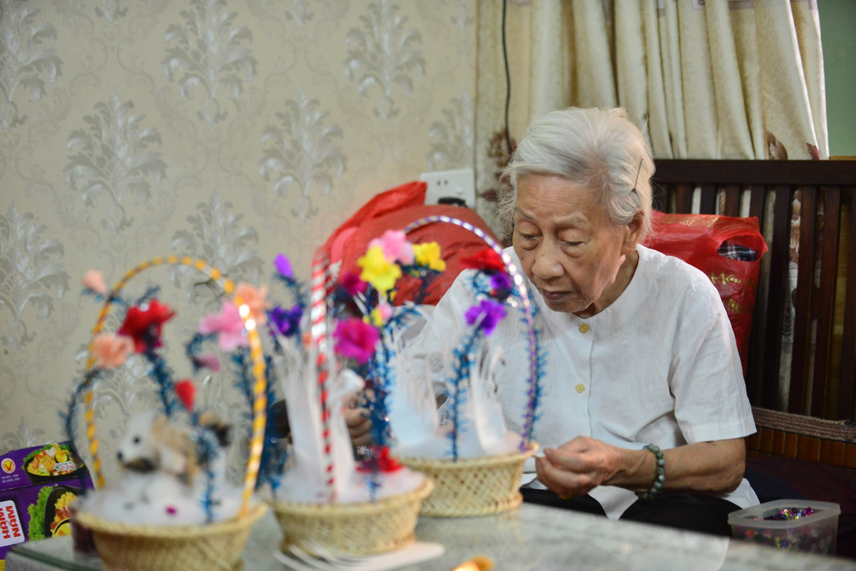 Nhà bà Tâm ở tầng 3 một ngôi nhà nằm sâu trong ngõ nhỏ trên phố Hàng Lược (quận Hoàn Kiếm, Hà Nội). Căn nhà nhỏ yên bình với không khí nhẹ nhàng vẫn còn phảng phất chút dư vị của thời bao cấp.