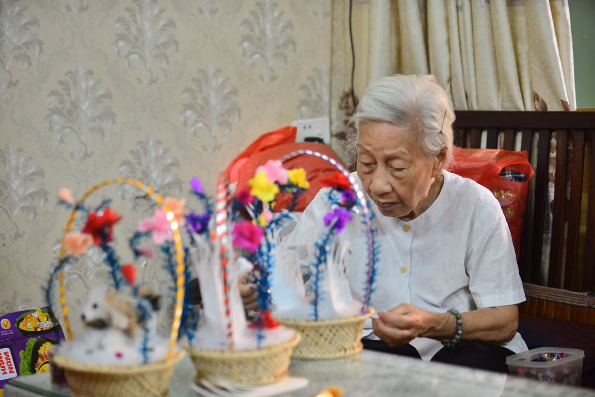 Nhà bà Tâm ở tầng 3 một ngôi nhà nằm sâu trong ngõ nhỏ trên phố Hàng Lược (quận Hoàn Kiếm, Hà Nội). Căn nhà nhỏ yên bình với không khí nhẹ nhàng vẫn còn phảng phất chút dư vị của thời bao cấp.