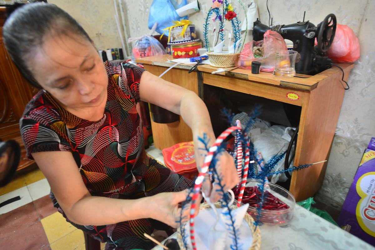 Thiên nga bông ở đây làm toàn bộ bằng tay và có nhiều chi tiết nhỏ, nên năm nào gia đình cũng phải chuẩn bị nguyên liệu từ trước Trung thu hàng tháng.