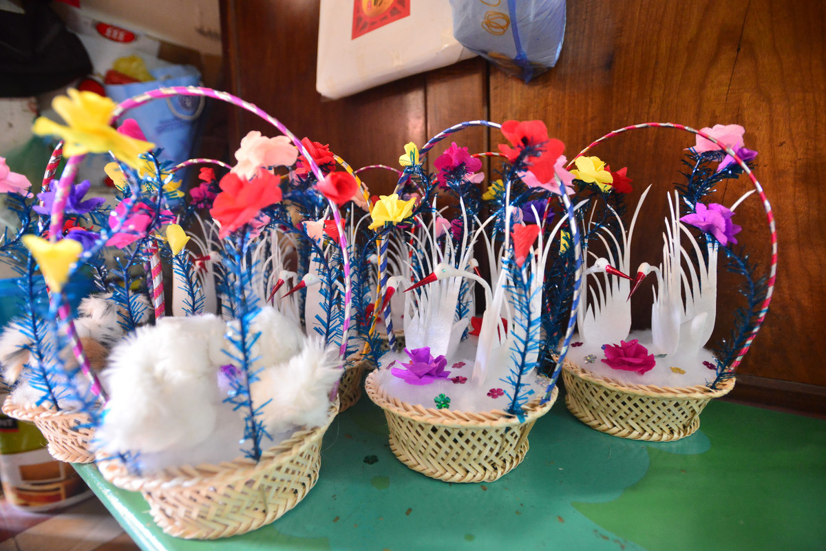 Trước sự ra đời của hàng loạt món đồ chơi hiện đại, khiến những đồ chơi truyền thống dần vắng bóng. Đến nay, phố cổ Hà Nội chỉ còn lại duy nhất một gia đình gắn bó với nghề làm thiên nga bông – đó là gia đình bà Vũ Thị Thanh Tâm, ở phố Hàng Lược.