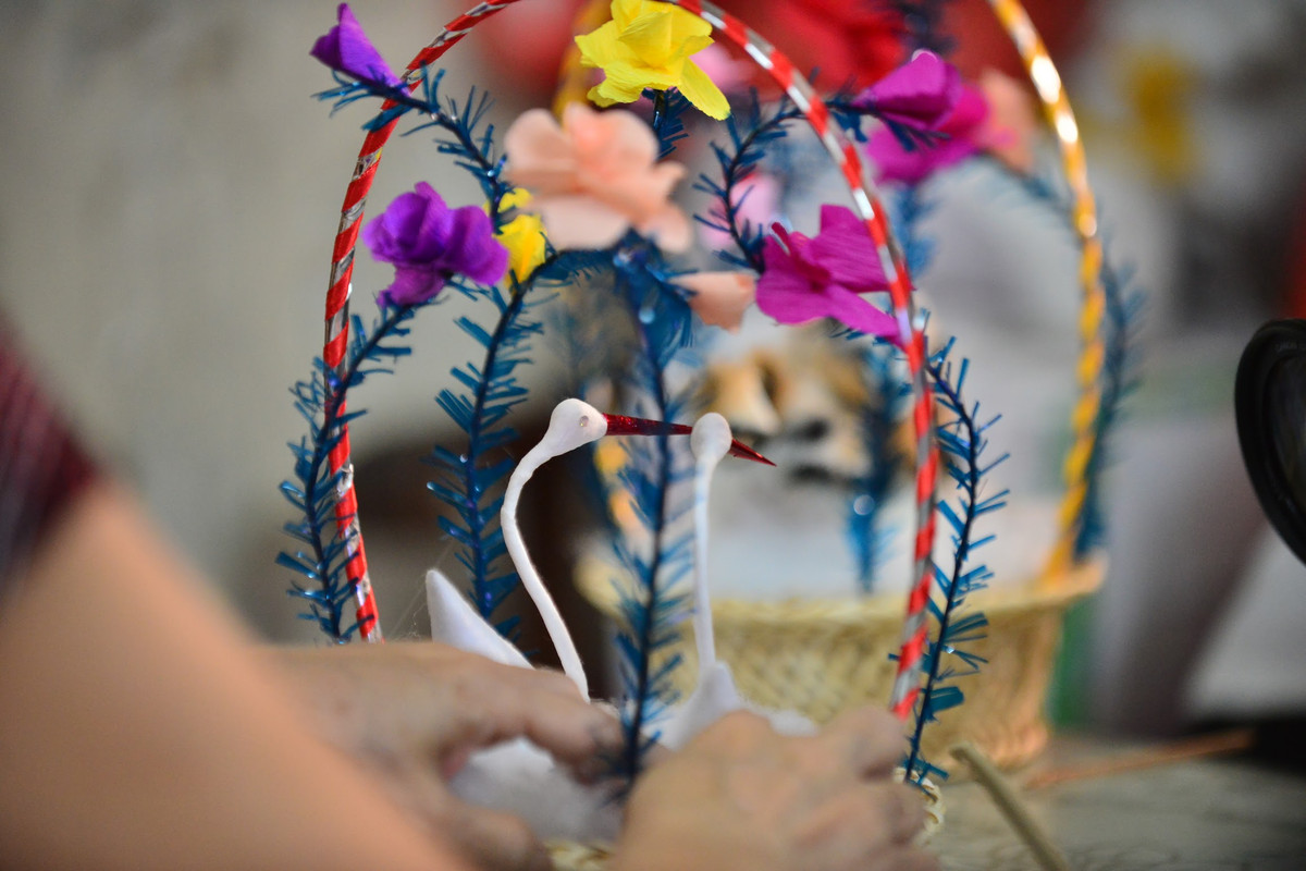 Mỗi một con thiên nga có dáng đứng và dáng cổ khác nhau, cách đính vào lẵng cũng khác nhau, tùy theo tay người uốn mà dáng thiên nga cũng rất đa dạng.