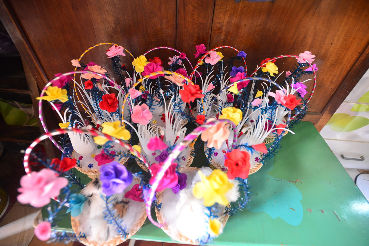 "Cái khó của công việc này là tạo hình từ những chi tiết nhỏ, và đặc biệt phải phân biệt được mình đang làm con thiên nga hay con vịt" - bà chia sẻ.