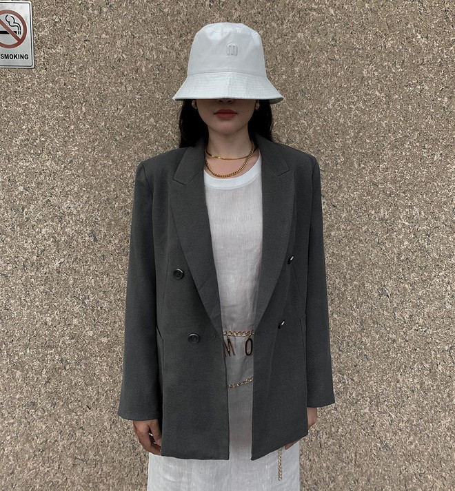 Nhiều bộ váy, áo blazer được cô nàng mix&amp;match khéo léo trông rất bắt mắt, cuốn hút nên không ai nghĩ chúng lại có giá rẻ như cho đến thế.