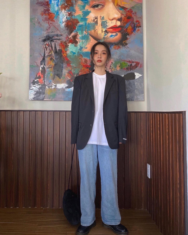 Sức hút của Minh Tâm cũng đến một phần từ gương mặt thanh tú, vóc dáng mi nhon mặc gì cũng đẹp.