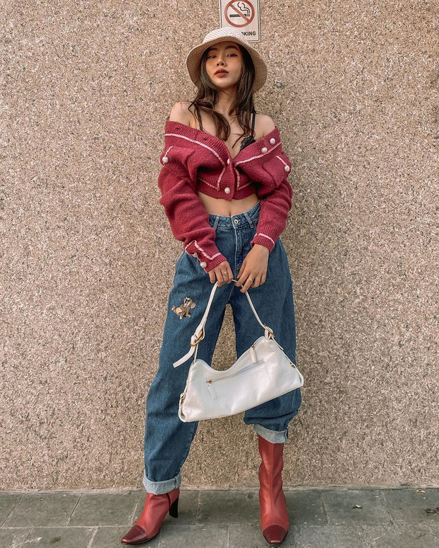 Cô nàng theo phong cách tối giản nên chủ yếu chọn những món đồ phổ biến như blazers, coats, ... với màu đơn sắc để dễ phối đồ và size cũng rất đa dạng.