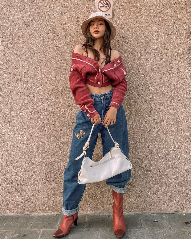 Cô nàng theo phong cách tối giản nên chủ yếu chọn những món đồ phổ biến như blazers, coats, ... với màu đơn sắc để dễ phối đồ và size cũng rất đa dạng.