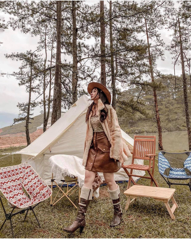 Ý Thư bắt đầu biết tới đồ si vào đầu năm 2020, nhưng đến thời điểm hiện tại, vì quá yêu thích chúng, cô nàng đã có hẳn một BST đồ si cực đẹp.