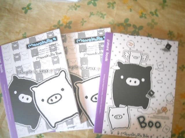 Những cuốn vở của teen girl 9X đều có hình MonokuroBoo, từ bìa sách, vở đến thước kẻ, kẹp tóc...
