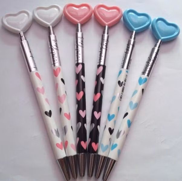 Chiếc bút màu sắc sặc sỡ, gắn thêm nhiều hình hài lúc đó không phải ai cũng có thể mua được. Mời quý độc giả đón xem thêm video: Tự làm kem túi: Món kem tuổi thơ - Nguồn: KÊNH VTC1