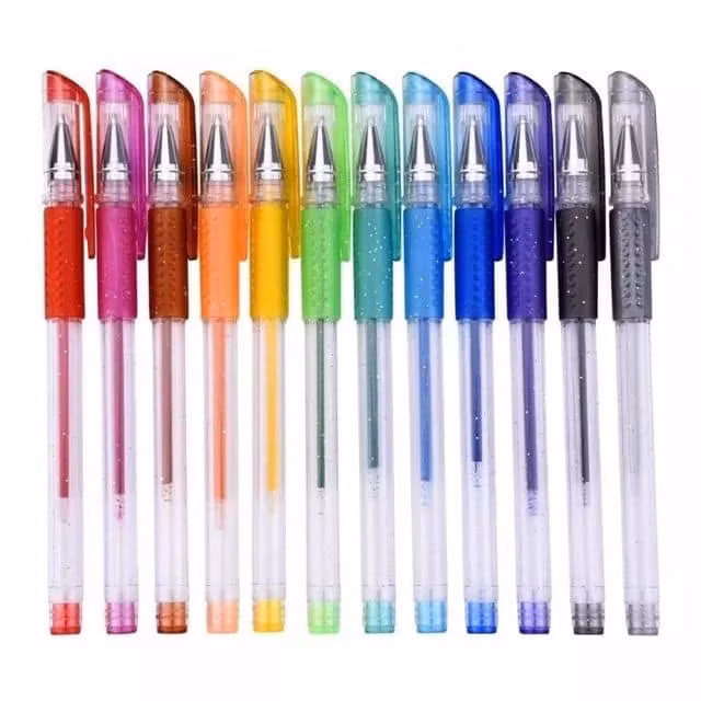 Cả bộ sưu tập bút nhũ đủ màu để trang trí nhật ký là món đồ không thể thiếu của học sinh cuối cấp.