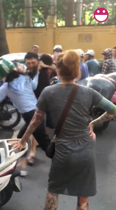 Chị gái mặc váy xám bỗng chiếm spotlight khi bất ngờ xông vào "ma trận" ghen tuông này.