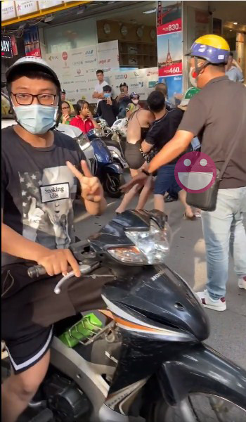 Anh chàng vẫn tỏ ra lạc quan khi mọi sự diễn ra khá căng thẳng, thậm chí nhân vật "team qua đường" này còn tạo dáng trước camera một cách hồn nhiên.