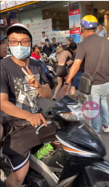 Ngoài ra, trong đoạn clip đánh ghen vẫn còn diễn ra thì dân mạng lại phát hiện ra anh chàng lạc quan trước vụ việc. Hiện tại, anh chàng này nới là tâm điểm chú ý.