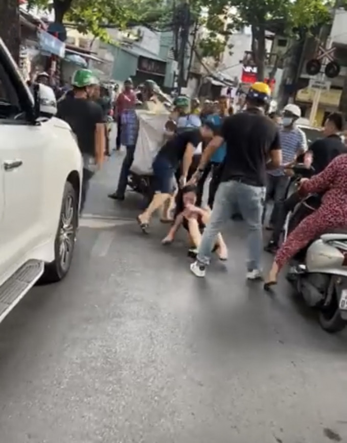 Theo nội dung video chia sẻ, một người phụ nữ hóa trang thành tài xế xe ôm công nghệ đã bắt quả tang chồng cùng một cô gái (được cho là bồ nhí) đi cùng nhau. Thấy vậy, người phụ nữ đã rất tức giận và đánh ghen ở giữa phố.