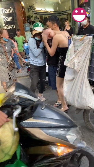 Được biết thông tin của chị cũng không phải dạng vừa: Từng tốt nghiệp Đại học Thể dục thể thao, hiện đang là single mom,…