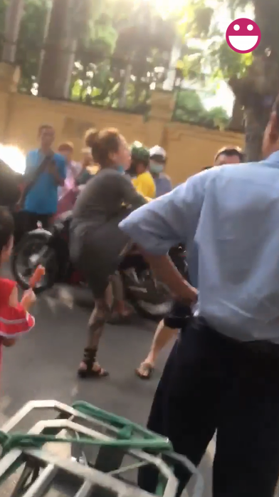 Trên Facebook cá nhân, chị gái xăm trổ này cũng đã lên tiếng cho biết mình hoàn toàn không liên quan gì đến vụ đánh ghen gây bão mạng xã hội cả. Thế nhưng những người quen trên Facebook cứ liên tục vào chúc mừng chị với pha ra đòn cực nhanh, cực hiểm khiến ông chồng tái mặt.