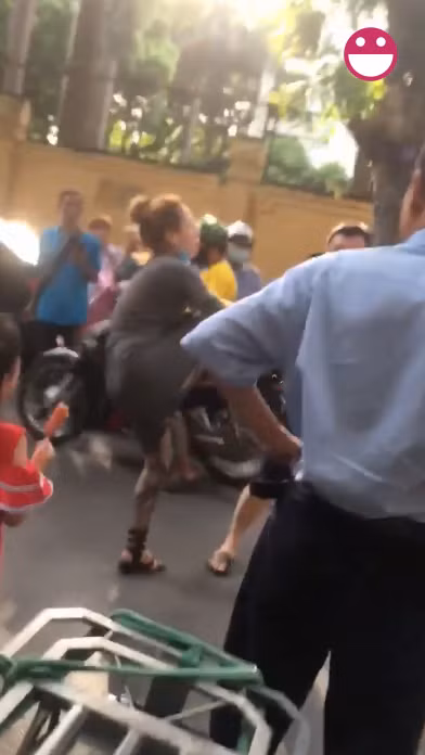 Trên Facebook cá nhân, chị gái xăm trổ này cũng đã lên tiếng cho biết mình hoàn toàn không liên quan gì đến vụ đánh ghen gây bão mạng xã hội cả. Thế nhưng những người quen trên Facebook cứ liên tục vào chúc mừng chị với pha ra đòn cực nhanh, cực hiểm khiến ông chồng tái mặt.