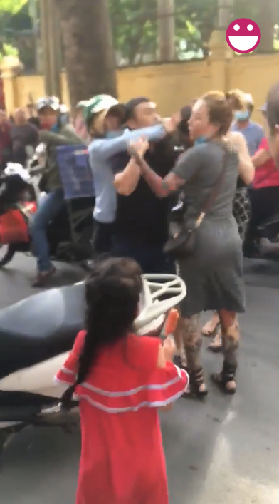 Mặc dù chỉ là người đi đường nhưng do quá bất bình với câu chuyện trên nên chị gái xăm trổ đã lập tức xông vào hỗ trợ, và nhanh chóng được cộng đồng mạng ủng hộ.