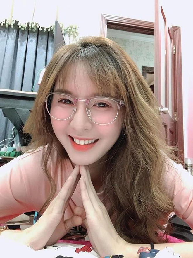 Có vẻ như, khi bản thân không thuộc về ai thì nữ streamer nổi đình đám này đã thoải mái hơn trong phát ngôn trên MXH.