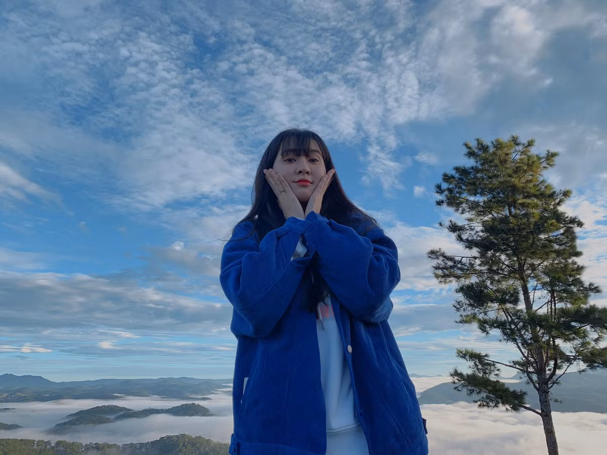 Ngân Sát Thủ được biết đến là bạn gái của một trong "tứ hoàng streamer Việt" ViruSs. Cô nàng gây ấn tượng bằng gương mặt dễ thương cùng lối nói chuyện duyên dáng