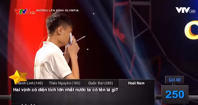 Chính khoảnh khắc xúc động này đã khiến Hoài Nam bị dân mạng "ném đá" không thương tiếc. Anh được mệnh danh là thí sinh “mít ướt” nhất lịch sử “Đường lên đỉnh Olympia” và bị chỉ trích rằng, đã thể hiện cảm xúc quá lố.