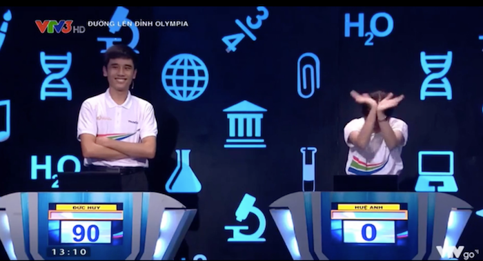 Trước đó cũng có một nữ thí sinh khác đã từng là tâm điểm gây tranh cãi khi thực hiện màn múa quạt để khuấy đảo không khí trường quay. Cô gái này là Phạm Huệ Anh từ trường THPT Ea H'Leo (Đắk Lắk).