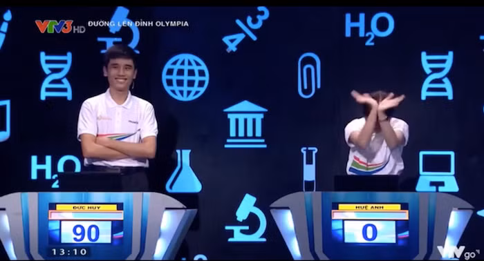 Trước đó cũng có một nữ thí sinh khác đã từng là tâm điểm gây tranh cãi khi thực hiện màn múa quạt để khuấy đảo không khí trường quay. Cô gái này là Phạm Huệ Anh từ trường THPT Ea H'Leo (Đắk Lắk).