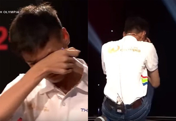 Giây phút MC Diệp Chi công bố kết quả cuối cùng, nam sinh Hà thành ngồi thụp xuống, úp mặt vào cuốn vở bật khóc thành tiếng.