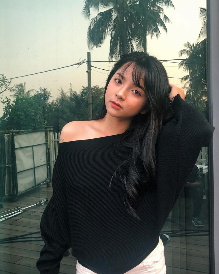 Dạo gần đây, hot girl 9x lại khiến người theo dõi bất ngờ khi theo đuổi phong cách chuẩn bad boy.