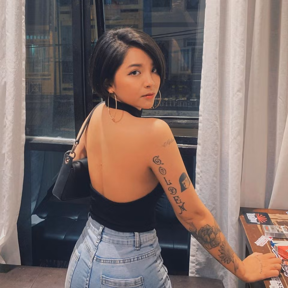 Trước đó, Mây từng có thời gian yêu đương Cris Phan. Sau chia tay Youtuber đình đám này được 3 ngày, cô gây sốc khi công khai hẹn hò với rapper Khói.