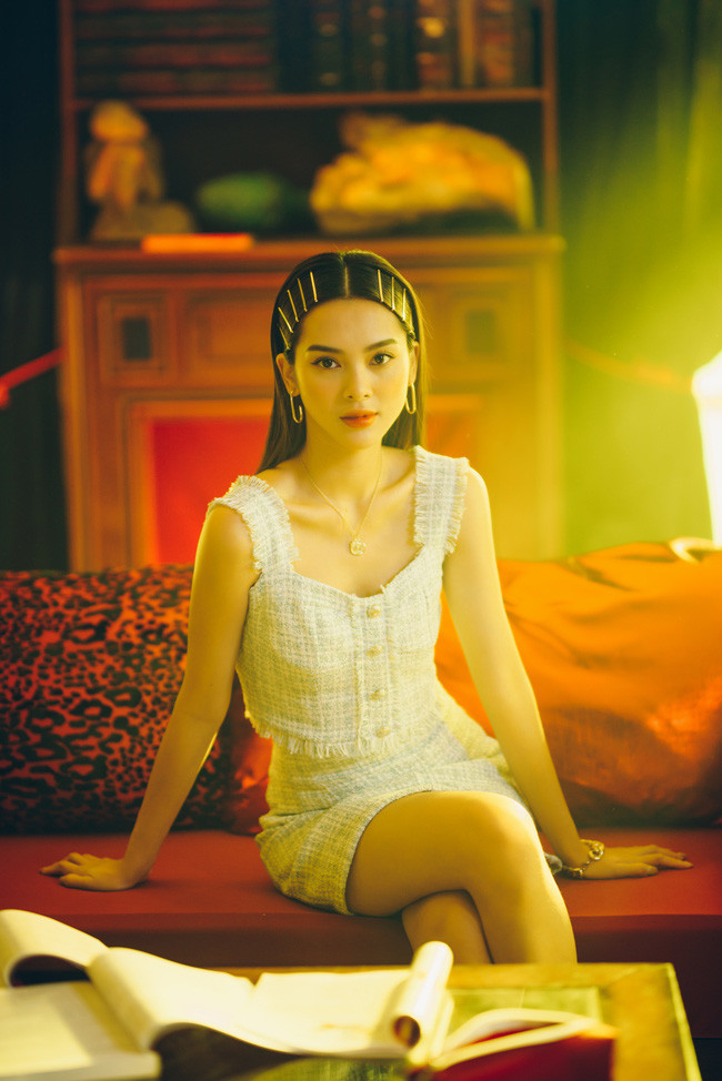 Đáng chú nhất là các nhân vật thâm gia trong MV mới này đó là nữ diễn viên xinh đẹp Quỳnh Lương và Fashionisto Thuận Nguyễn. Cả hai đã tạo nên những cảnh quay làm lột tả được ý đồ của ca khúc khiến khán giả thích thú.