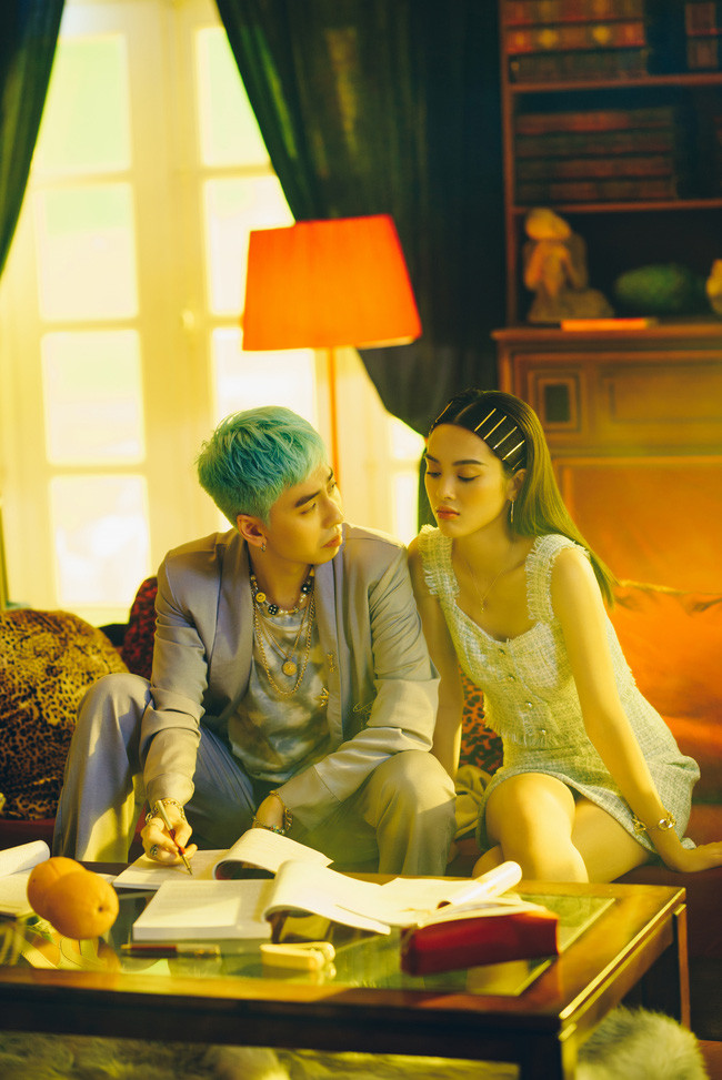 Nội dung MV Sugar Baby kể câu chuyện về một cô gái được chiều chuộng, có tất cả mọi thứ trong tay nhưng tới khi Sugar Daddy đã chán thì cô ấy không khác gì món đồ chơi cũ.