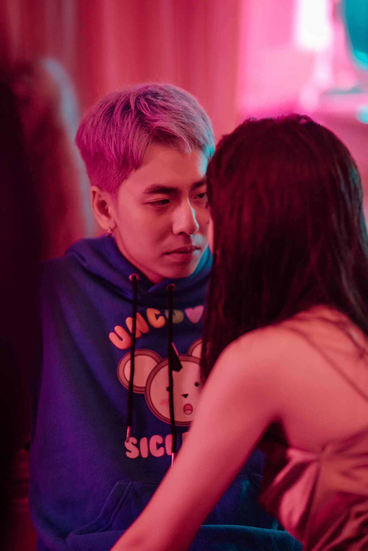 Nữ diễn viên Quỳnh Lương vào vai một cô gái có vẻ ngoài trong sáng, sống cùng cha tại cơ ngơi rất sang trọng, xa hoa, còn OSAD trở thành một anh gia sư tới kèm cô nữ sinh học.