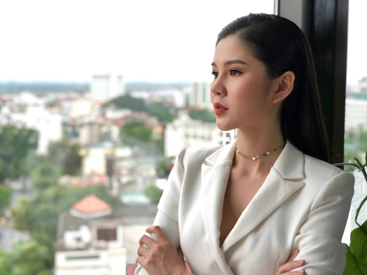 "Theo các bạn khái niệm đại gia là gì? Bản thân Hoài có công việc ổn định, làm nhiều công việc và có lẽ khi Hoài còn đang làm việc thì các bạn đã đi ngủ rồi. Mỗi tháng thu nhập của mình không dưới 9 con số thì có phải là đại gia của riêng mình không?" - nữ diễn viên bật mí thu nhập.