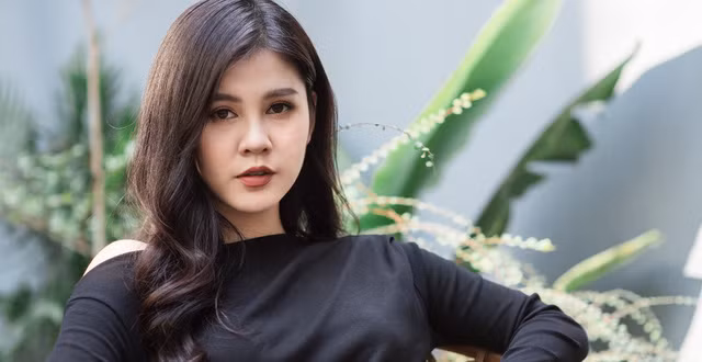 Lý do có lẽ là vì sau vài năm đầu sống ở Hà Nội, mình trải qua những chuyện không được như mong muốn nên dần lớn lên và trưởng thành hơn" - MC Thu Hoài cho hay. Ngay sau chia sẻ của cô, có bình luận ác ý về điều này: "Tóm lại là mất 7 năm để đi các sân golf săn đại gia chứ gì".