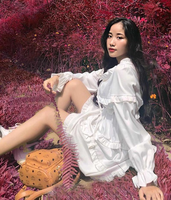 Trong cuộc sống thường ngày, Thùy được nhiều người nhận xét là cô gái xinh xắn, cá tính, hòa đồng và luôn nỗ lực để khẳng định bản thân.