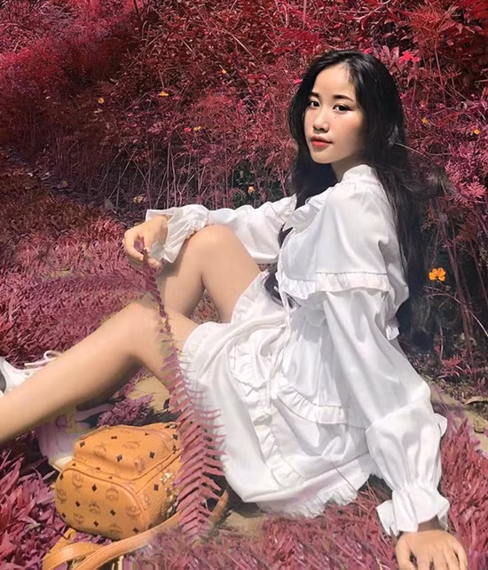 Trong cuộc sống thường ngày, Thùy được nhiều người nhận xét là cô gái xinh xắn, cá tính, hòa đồng và luôn nỗ lực để khẳng định bản thân.