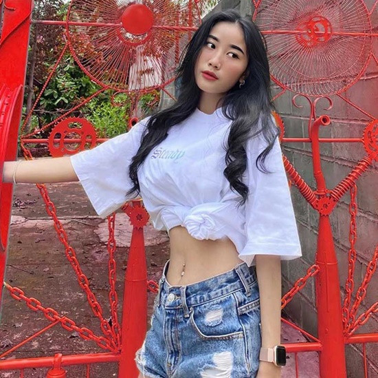 Là học sinh ngồi trên ghế nhà trường, không chỉ dừng lại ở việc học Gia Thùy hiện còn là mẫu ảnh, tạo cho mình thu nhập ổn định ở tuổi 16.