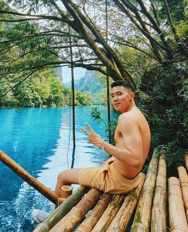 Không hàng hiệu, không màu mè, Nguyễn Quang Đạt có gu ăn mặc đơn giản, lịch thiệp nhưng vẫn vô cùng cuốn hút.