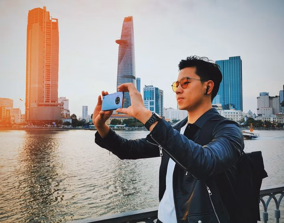 Trên mạng xã hội, Quang Đạt khiến nhiều người ngưỡng mộ khi thường khoe ảnh check-in ở nhiều nơi. Mời quý độc giả đón xem thêm video: Cơ trưởng từ chối bay vì…nữ cơ phó - Nguồn: KÊNH VTC1