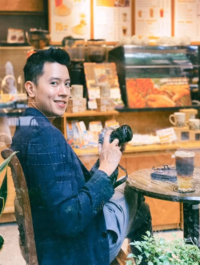 Sau nhiều năm, từ một phi công chỉ có 2 vạch cầu vai thì giờ anh chàng đã có 4 vạch. Đây quả là một sự thăng tiến không hề tầm thường đối với một phi công.