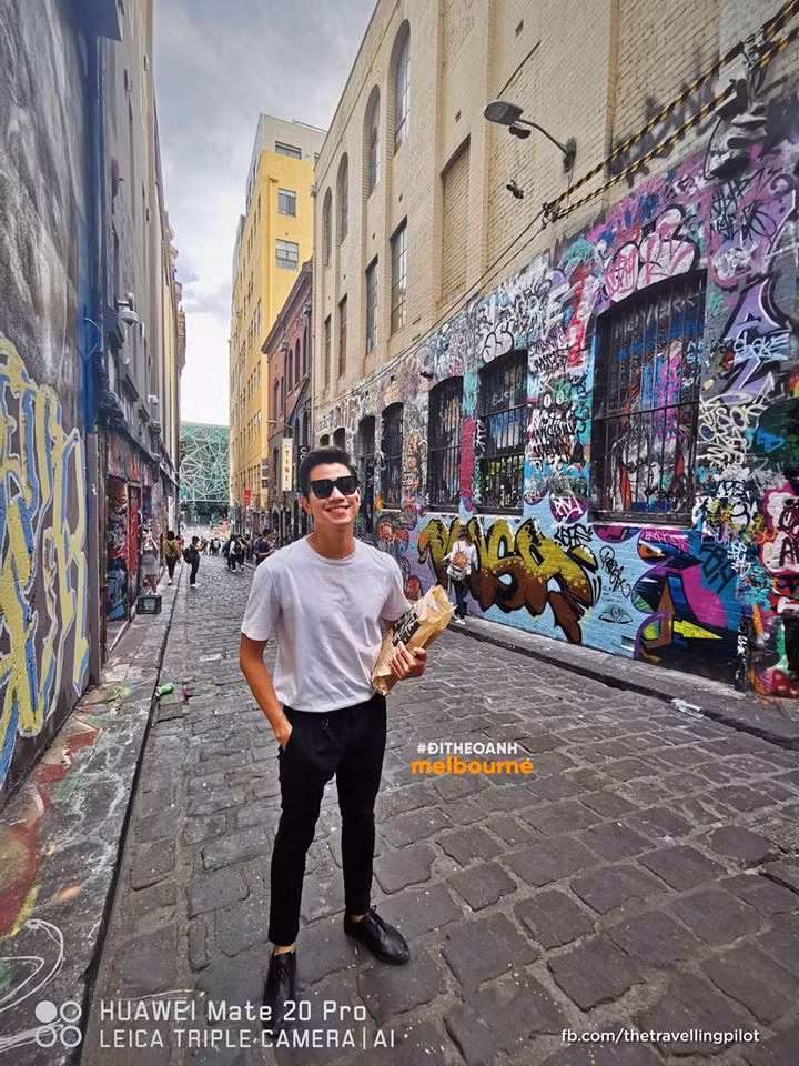 Ngoài ra, anh chàng cơ trưởng điển trai phải bỏ ra học phí khá cao từ 60 nghìn USD (1,4 tỷ đồng). Đổi lại, thu nhập khởi điểm của anh sẽ từ 2 nghìn đô (gần 50 triệu đồng) trở lên.