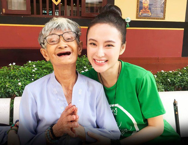 Mỗi khi xuất hiện, Angela Phương Trinh luôn giữ nụ cười rạng rỡ trên môi.